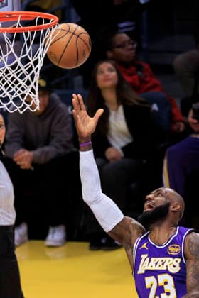 January 9, 2026, Los Angeles, California, USA: LeBron James 23 of the Los Angeles Lakers scores with a layup during their regular season NBA, Basketball Herren, USA game against the Milwaukee Bucks on Friday January 9, 2026 at Crypto.com Arena in Los Angeles, California. ARIANA RUIZ PI Los Angeles USA - ZUMAp124 20260109_zaa_p124_052 Copyright: xArianaxRuizx