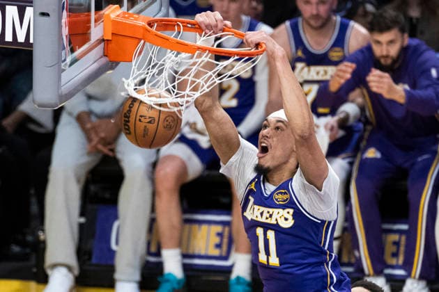 January 9, 2026, Los Angeles, California, USA: Los Angeles Lakers JAXSON HAYES (11) dunks against the Milwaukee Bucks during an NBA, Basketball Herren, USA basketball game at Crypto.com Arena on Friday in Los Angeles. Los Angeles USA - ZUMAc68_ 20260109_zaf_c68_009 Copyright: xRingoxChiux