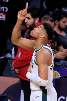 January 9, 2026, Los Angeles, California, USA: Giannis Antetokounmpo 34 of the Milwaukee Bucks gestures to the ceiling during their regular season NBA, Basketball Herren, USA game against the Los Angeles Lakers on Friday January 9, 2026 at Crypto.com Arena in Los Angeles, California. ARIANA RUIZ PI Los Angeles USA - ZUMAp124 20260109_zaa_p124_055 Copyright: xArianaxRuizx