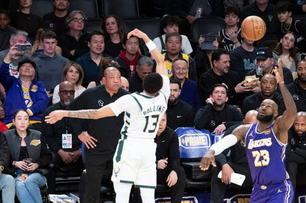 January 9, 2026, Los Angeles, California, USA: Milwaukee Bucks head coach Doc Rivers watches during an NBA, Basketball Herren, USA basketball game against the Los Angeles Lakers at Crypto.com Arena on Friday, Jan. 9, 2026 in Los Angeles. Los Angeles USA - ZUMAc68_ 20260109_zaf_c68_042 Copyright: xRingoxChiux