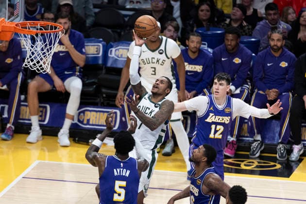 January 9, 2026, Los Angeles, California, USA: Milwaukee BucksÃ¢â‚¬â ¢ Kevin Porter Jr. (7) shoots against the Los Angeles Lakers during an NBA, Basketball Herren, USA basketball game at Crypto.com Arena on Friday, Jan. 9, 2026 in Los Angeles. Los Angeles USA - ZUMAc68_ 20260109_zaf_c68_043 Copyright: xRingoxChiux