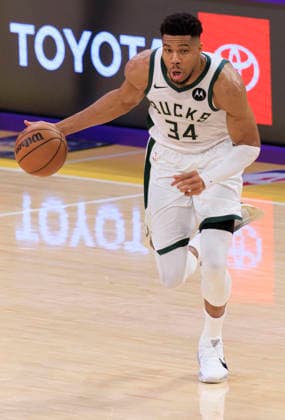 January 9, 2026, Los Angeles, California, USA: Giannis Antetokounmpo 34 of the Milwaukee Bucks during their regular season NBA, Basketball Herren, USA game against the Los Angeles Lakers on Friday January 9, 2026 at Crypto.com Arena in Los Angeles, California. ARIANA RUIZ PI Los Angeles USA - ZUMAp124 20260109_zaa_p124_099 Copyright: xArianaxRuizx