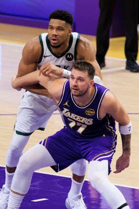 January 9, 2026, Los Angeles, California, USA: Luka Doncic 77 of the Los Angeles Lakers and Giannis Antetokounmpo 34 of the Milwaukee Bucks during their regular season NBA, Basketball Herren, USA game on Friday January 9, 2026 at Crypto.com Arena in Los Angeles, California. ARIANA RUIZ PI Los Angeles USA - ZUMAp124 20260109_zaa_p124_100 Copyright: xArianaxRuizx