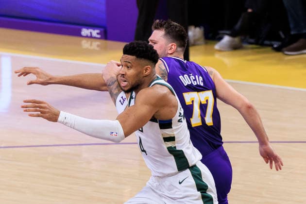 January 9, 2026, Los Angeles, California, USA: Luka Doncic 77 of the Los Angeles Lakers and Giannis Antetokounmpo 34 of the Milwaukee Bucks reach for a pass during their regular season NBA, Basketball Herren, USA game on Friday January 9, 2026 at Crypto.com Arena in Los Angeles, California. ARIANA RUIZ PI Los Angeles USA - ZUMAp124 20260109_zaa_p124_102 Copyright: xArianaxRuizx
