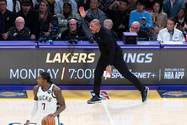 January 9, 2026, Los Angeles, California, USA: Milwaukee Bucks head coach Doc Rivers yells during an NBA, Basketball Herren, USA basketball game against the Los Angeles Lakers at Crypto.com Arena on Friday, Jan. 9, 2026 in Los Angeles. Los Angeles USA - ZUMAc68_ 20260109_zaf_c68_058 Copyright: xRingoxChiux