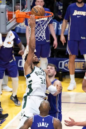 January 9, 2026, Los Angeles, California, USA: Milwaukee BucksÃ¢â‚¬â ¢ Giannis Antetokounmpo (34) dunks against the Los Angeles Lakers during an NBA, Basketball Herren, USA basketball game at Crypto.com Arena on Friday, Jan. 9, 2026 in Los Angeles. Los Angeles USA - ZUMAc68_ 20260109_zaf_c68_076 Copyright: xRingoxChiux