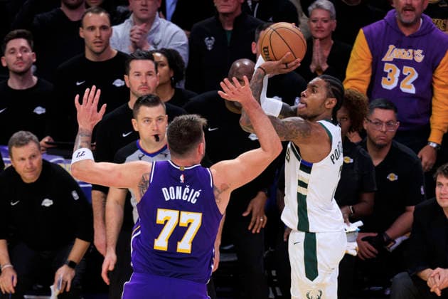 January 9, 2026, Los Angeles, California, USA: Luka Doncic 77 of the Los Angeles Lakers commits a shooting foul on Kevin Porter Jr. 7 of the Milwaukee Bucks with 16.2 seconds on the clock during their regular season NBA, Basketball Herren, USA game on Friday January 9, 2026 at Crypto.com Arena in Los Angeles, California. Lakers lose to Bucks, 101-105. ARIANA RUIZ PI Los Angeles USA - ZUMAp124 20260109_zaa_p124_103 Copyright: xArianaxRuizx