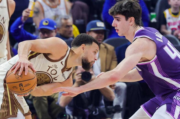 (260110) -- SAN FRANCISCO, Jan. 10, 2026 -- Golden State Warriors Stephen Curry (L) vies with Sacramento Kings Maxime Raynaud during the 2025-2026 NBA, Basketball Herren, USA regular season basketball game between Golden State Warriors and Sacramento Kings in San Francisco, the United States, Jan. 9, 2026. (Photo by Xinhua) (SP)U.S.-SAN FRANCISCO-BASKETBALL-NBA-GOLDEN STATE WARRIORS VS SACRAMENTO KINGS ArthurxDong 