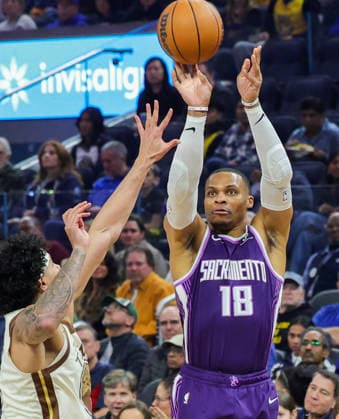 (260110) -- SAN FRANCISCO, Jan. 10, 2026 -- Sacramento Kings Russell Westbrook (R) shoots during the 2025-2026 NBA, Basketball Herren, USA regular season basketball game between Golden State Warriors and Sacramento Kings in San Francisco, the United States, Jan. 9, 2026. (Photo by Xinhua) (SP)U.S.-SAN FRANCISCO-BASKETBALL-NBA-GOLDEN STATE WARRIORS VS SACRAMENTO KINGS ArthurxDong 