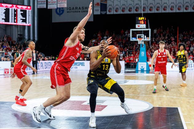 Moritz Krimmer BMA365 Bamberg Baskets, 27 , Yorman Polas Bartolo MHP Riesen Ludwigsburg, 13 , BMA365 Bamberg Baskets vs MHP Riesen Ludwigsburg, Basketball, easyCredit BBL, Matchday 15, 09 01 2026 BMA365 Bamberg Baskets vs MHP Riesen Ludwigsburg, Basketball, easyCredit BBL, Matchday 15, 09 01 2026 Bamberg Copyright: xEibner-Pressefoto G.xSantemizx EP_EER