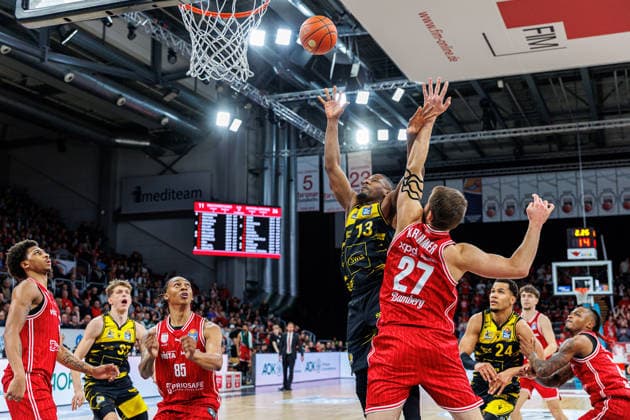 Yorman Polas Bartolo MHP Riesen Ludwigsburg, 13 , Moritz Krimmer BMA365 Bamberg Baskets, 27 , BMA365 Bamberg Baskets vs MHP Riesen Ludwigsburg, Basketball, easyCredit BBL, Matchday 15, 09 01 2026 BMA365 Bamberg Baskets vs MHP Riesen Ludwigsburg, Basketball, easyCredit BBL, Matchday 15, 09 01 2026 Bamberg Copyright: xEibner-Pressefoto G.xSantemizx EP_EER