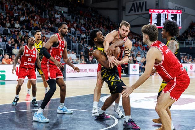 Maxwell Dongmo Temoka MHP Riesen Ludwigsburg, 39 , Moritz Krimmer BMA365 Bamberg Baskets, 27 , BMA365 Bamberg Baskets vs MHP Riesen Ludwigsburg, Basketball, easyCredit BBL, 15 Matchday, 09 01 2026 BMA365 Bamberg Baskets vs MHP Riesen Ludwigsburg, Basketball, easyCredit BBL, 15 Matchday, 09 01 2026 Bamberg Copyright: xEibner-Pressefoto G.xSantemizx EP_EER
