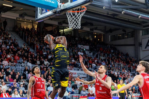 Babacar Sane MHP Riesen Ludwigsburg, 00 , Dunking, BMA365 Bamberg Baskets vs MHP Riesen Ludwigsburg, Basketball, easyCredit BBL, Matchday 15, 09 01 2026 BMA365 Bamberg Baskets vs MHP Riesen Ludwigsburg, Basketball, easyCredit BBL, Matchday 15, 09 01 2026 Bamberg Copyright: xEibner-Pressefoto G.xSantemizx EP_EER
