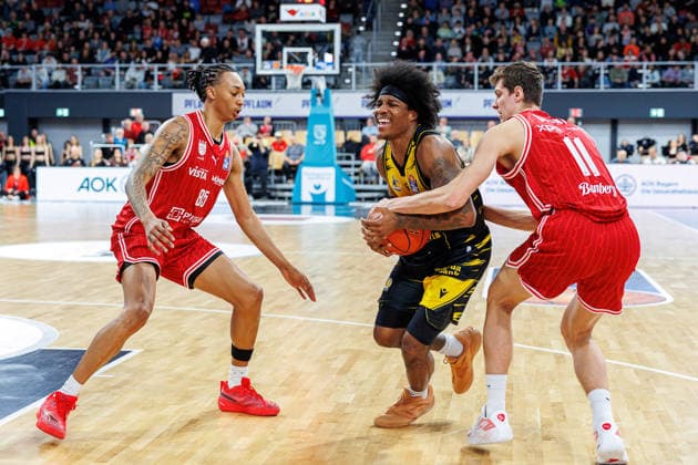 Austin Crowley BMA365 Bamberg Baskets, 85 , Stefan Smith MHP Riesen Ludwigsburg, 03 , Richard Balint BMA365 Bamberg Baskets, 11 , BMA365 Bamberg Baskets vs MHP Riesen Ludwigsburg, Basketball, easyCredit BBL, Matchday 15, 09 01 2026 BMA365 Bamberg Baskets vs MHP Riesen Ludwigsburg, Basketball, easyCredit BBL, Matchday 15, 09 01 2026 Bamberg Copyright: xEibner-Pressefoto G.xSantemizx EP_EER