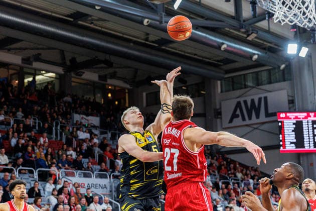 Toms Skuja MHP Riesen Ludwigsburg, 05 , Moritz Krimmer BMA365 Bamberg Baskets, 27 , BMA365 Bamberg Baskets vs MHP Riesen Ludwigsburg, Basketball, easyCredit BBL, Matchday 15, 09 01 2026 BMA365 Bamberg Baskets vs MHP Riesen Ludwigsburg, Basketball, easyCredit BBL, Matchday 15, 09 01 2026 Bamberg Copyright: xEibner-Pressefoto G.xSantemizx EP_EER