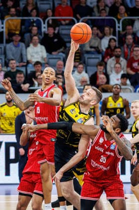 Austin Crowley BMA365 Bamberg Baskets, 85 , Jonas Wohlfarth Bottermann MHP Riesen Ludwigsburg, 18 , Ejiofor Onu BMA365 Bamberg Baskets, 35 , BMA365 Bamberg Baskets vs MHP Riesen Ludwigsburg, Basketball, easyCredit BBL, 15 Matchday, 09 01 2026 BMA365 Bamberg Baskets vs MHP Riesen Ludwigsburg, Basketball, easyCredit BBL, 15 Matchday, 09 01 2026 Bamberg Copyright: xEibner-Pressefoto G.xSantemizx EP_EER