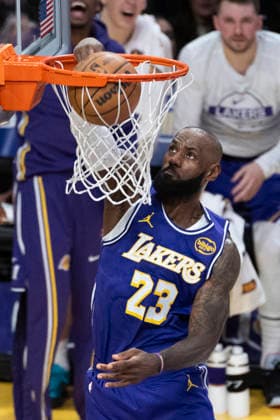 (260110) -- LOS ANGELES, Jan. 10, 2026 -- Los Angeles Lakers LeBron James dunks during the 2025-2026 NBA, Basketball Herren, USA regular season game between Los Angeles Lakers and Milwaukee Bucks in Los Angeles, the United States, Jan. 9, 2026. (Photo by Xinhua) (SP)U.S.-LOS ANGELES-BASKETBALL-NBA-LAKERS VS BUCKS RingoxChiu 
