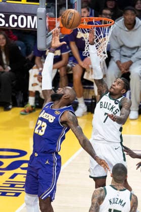 (260110) -- LOS ANGELES, Jan. 10, 2026 -- Los Angeles Lakers LeBron James (L) goes to the basket under the pressure from Milwaukee Bucks Kevin Porter Jr. during the 2025-2026 NBA, Basketball Herren, USA regular season game between Los Angeles Lakers and Milwaukee Bucks in Los Angeles, the United States, Jan. 9, 2026. (Photo by Xinhua) (SP)U.S.-LOS ANGELES-BASKETBALL-NBA-LAKERS VS BUCKS RingoxChiu 