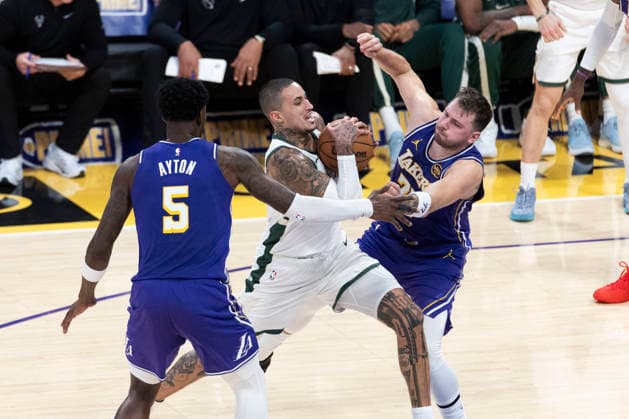 (260110) -- LOS ANGELES, Jan. 10, 2026 -- Milwaukee Bucks Kyle Kuzma (C) breaks through against Los Angeles Lakers Luka Doncic (R) and Deandre Ayton during the 2025-2026 NBA, Basketball Herren, USA regular season game between Los Angeles Lakers and Milwaukee Bucks in Los Angeles, the United States, Jan. 9, 2026. (Photo by Xinhua) (SP)U.S.-LOS ANGELES-BASKETBALL-NBA-LAKERS VS BUCKS RingoxChiu 