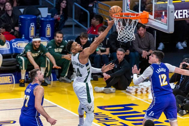 (260110) -- LOS ANGELES, Jan. 10, 2026 -- Milwaukee Bucks Giannis Antetokounmpo (C) goes to the basket during the 2025-2026 NBA, Basketball Herren, USA regular season game between Los Angeles Lakers and Milwaukee Bucks in Los Angeles, the United States, Jan. 9, 2026. (Photo by Xinhua) (SP)U.S.-LOS ANGELES-BASKETBALL-NBA-LAKERS VS BUCKS RingoxChiu 