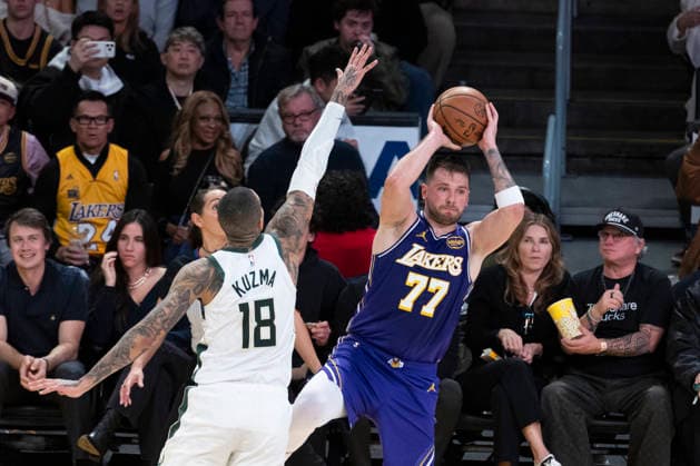 (260110) -- LOS ANGELES, Jan. 10, 2026 -- Los Angeles Lakers Luka Doncic (C) tries to pass the ball while being defended by Milwaukee Bucks Kyle Kuzma during the 2025-2026 NBA, Basketball Herren, USA regular season game between Los Angeles Lakers and Milwaukee Bucks in Los Angeles, the United States, Jan. 9, 2026. (Photo by Xinhua) (SP)U.S.-LOS ANGELES-BASKETBALL-NBA-LAKERS VS BUCKS RingoxChiu 