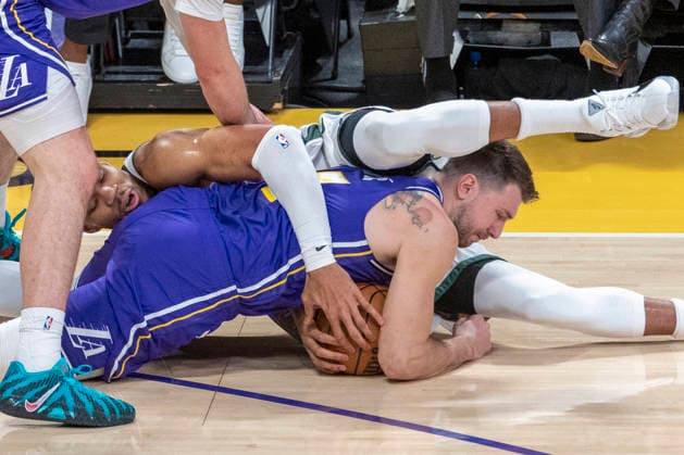 (260110) -- LOS ANGELES, Jan. 10, 2026 -- Milwaukee Bucks Giannis Antetokounmpo and Los Angeles Lakers Luka Doncic (front) vie for the ball during the 2025-2026 NBA, Basketball Herren, USA regular season game between Los Angeles Lakers and Milwaukee Bucks in Los Angeles, the United States, Jan. 9, 2026. (Photo by Xinhua) (SP)U.S.-LOS ANGELES-BASKETBALL-NBA-LAKERS VS BUCKS RingoxChiu 