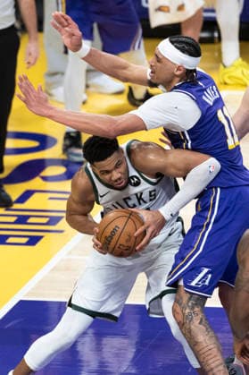(260110) -- LOS ANGELES, Jan. 10, 2026 -- Milwaukee Bucks Giannis Antetokounmpo (L) drives the ball against Los Angeles Lakers Jaxson Hayes during the 2025-2026 NBA, Basketball Herren, USA regular season game between Los Angeles Lakers and Milwaukee Bucks in Los Angeles, the United States, Jan. 9, 2026. (Photo by Xinhua) (SP)U.S.-LOS ANGELES-BASKETBALL-NBA-LAKERS VS BUCKS RingoxChiu 