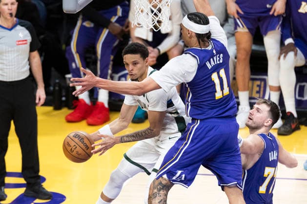 (260110) -- LOS ANGELES, Jan. 10, 2026 -- Milwaukee Bucks Ryan Rollins (front L) tries to pass the ball while being defended by Los Angeles Lakers Jaxson Hayes (front C) during the 2025-2026 NBA, Basketball Herren, USA regular season game between Los Angeles Lakers and Milwaukee Bucks in Los Angeles, the United States, Jan. 9, 2026. (Photo by Xinhua) (SP)U.S.-LOS ANGELES-BASKETBALL-NBA-LAKERS VS BUCKS RingoxChiu 