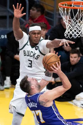 (260110) -- LOS ANGELES, Jan. 10, 2026 -- Los Angeles Lakers Luka Doncic (front) shoots under the pressure from Milwaukee Bucks Myles Turner during the 2025-2026 NBA, Basketball Herren, USA regular season game between Los Angeles Lakers and Milwaukee Bucks in Los Angeles, the United States, Jan. 9, 2026. (Photo by Xinhua) (SP)U.S.-LOS ANGELES-BASKETBALL-NBA-LAKERS VS BUCKS RingoxChiu 