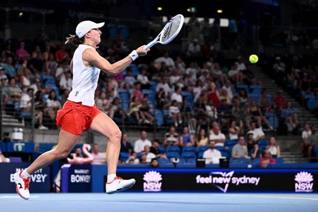TENNIS UNITED CUP SYDNEY, Iga Swiatek of Poland plays a return shot in her match against Coco Gauff of the USA, during the semi final between the USA and Poland in the 2026 United Cup at Ken Rosewall Arena in Sydney, Saturday, January 10, 2026. ( NO ARCHIVING, EDITORIAL USE ONLY SYDNEY NEW SOUTH WALES AUSTRALIA  Copyright: xDANxHIMBRECHTSx 20260110196930512656