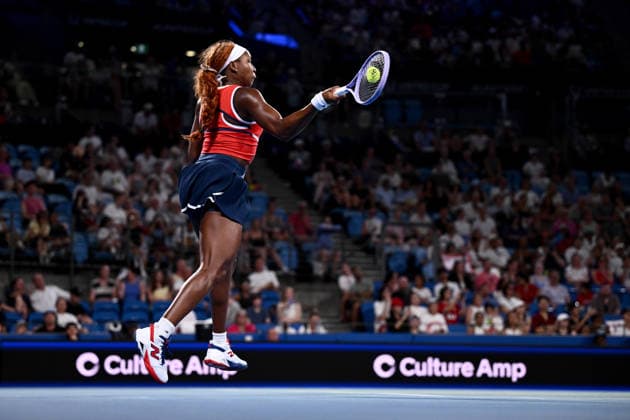 TENNIS UNITED CUP SYDNEY, Coco Gauff of the USA plays a return shot in her match against Iga Swiatek of Poland, during the semi final between the USA and Poland in the 2026 United Cup at Ken Rosewall Arena in Sydney, Saturday, January 10, 2026. ( NO ARCHIVING, EDITORIAL USE ONLY SYDNEY NEW SOUTH WALES AUSTRALIA  Copyright: xDANxHIMBRECHTSx 20260110116318281688