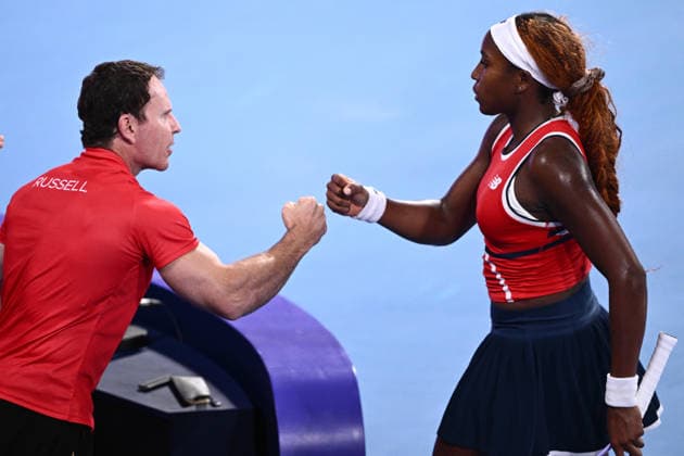 TENNIS UNITED CUP SYDNEY, Coco Gauff of the USA gestures to team captain Michael Russell after winning the first set in her match against Iga Swiatek of Poland, during the semi final between the USA and Poland in the 2026 United Cup at Ken Rosewall Arena in Sydney, Saturday, January 10, 2026. ( NO ARCHIVING, EDITORIAL USE ONLY SYDNEY NEW SOUTH WALES AUSTRALIA  Copyright: xDANxHIMBRECHTSx 20260110161562846729