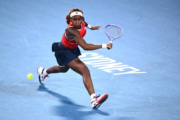 TENNIS UNITED CUP SYDNEY, Coco Gauff of the USA plays a return shot in her match against Iga Swiatek of Poland, during the semi final between the USA and Poland in the 2026 United Cup at Ken Rosewall Arena in Sydney, Saturday, January 10, 2026. ( NO ARCHIVING, EDITORIAL USE ONLY SYDNEY NEW SOUTH WALES AUSTRALIA  Copyright: xDANxHIMBRECHTSx 20260110167871275162