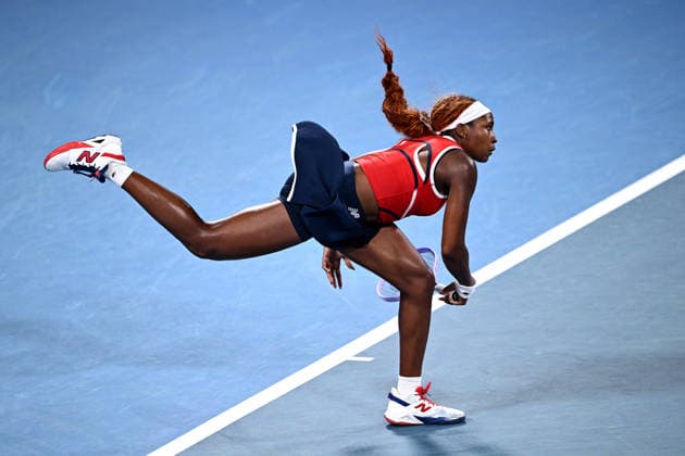 TENNIS UNITED CUP SYDNEY, Coco Gauff of the USA serves in her match against Iga Swiatek of Poland, during the semi final between the USA and Poland in the 2026 United Cup at Ken Rosewall Arena in Sydney, Saturday, January 10, 2026. ( NO ARCHIVING, EDITORIAL USE ONLY SYDNEY NEW SOUTH WALES AUSTRALIA  Copyright: xDANxHIMBRECHTSx 20260110137628910992