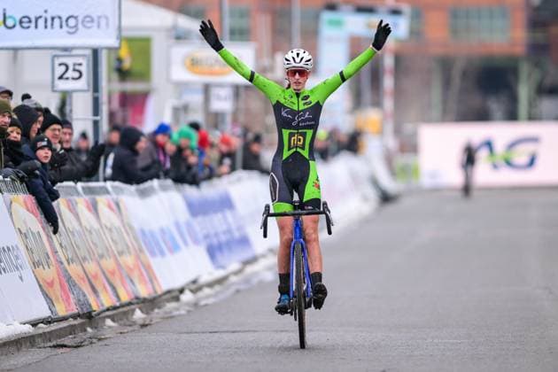 Belgian Lentel Huys celebrates as she crosses the finish line to win the Novices women race at the Belgian Cyclocross Championships in Beringen on Saturday 10 January 2026. DAVIDxPINTENS  x154940220x