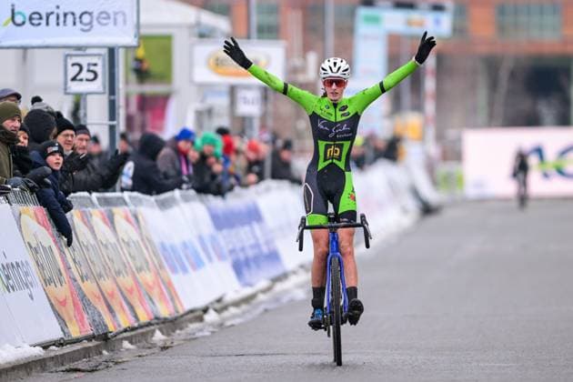 Belgian Lentel Huys celebrates as she crosses the finish line to win the Novices women race at the Belgian Cyclocross Championships in Beringen on Saturday 10 January 2026. DAVIDxPINTENS  x154940240x