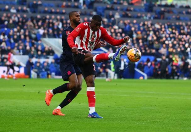 Nordi Mukiele of Sunderland clears from Beto of Everton Everton v Sunderland, Emirates FA Cup, Third Round, Football, Hill Dickinson Stadium, Liverpool, UK - 10 Jan 2026Liverpool Hill Dickinson Stadium United Kingdom EDITORIAL USE ONLY No use with unauthorised audio, video, data, fixture lists, club league logos or live services. Online in-match use limited to 120 images, no video emulation. No use in betting, games or single club league player publications. Copyright: xPaulxCurrie Shutterstockx 16246180r