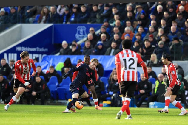 10th January 2026; Hill Dickinson Stadium, Liverpool, England; FA Cup Football, Everton versus Sunderland; James Garner of Everton controls the ball under pressure  DavidxBlunsden Content restricted for UK based newspaper