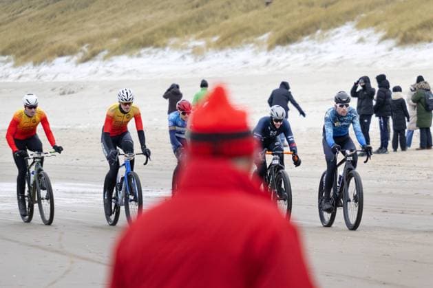 CASTRICUM AAN ZEE - Participants in action on the beach during the 25th edition of the GP Groot Egmond-Pier-Egmond beach race. Around 3,300 cyclists took part in this classic race, starting from the boulevard in Egmond aan Zee. OLAF KRAAK ANP xVIxANPxSportx xxANPxIVx 546914400 originalFilename: 546914400.jpg