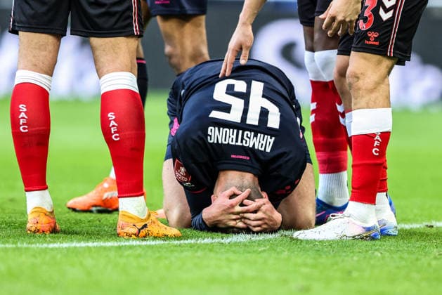Emirates FA Cup Third Round Everton v Sunderland Harrison Armstrong of Everton holds his head in pain after Sunderland goalkeeper Robin Roefs lands on top of him during the Emirates FA Cup Third Round match Everton vs Sunderland at Hill Dickinson Stadium, Liverpool, United Kingdom, 10th January 2026 (Photo by Alfie Cosgrove News Images) Liverpool Hill Dickinson Stadium Merseyside United Kingdom Copyright: xAlfiexCosgrove NewsxImagesx