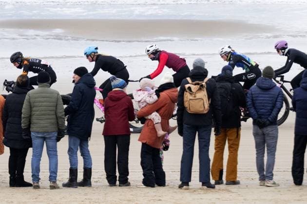 CASTRICUM AAN ZEE - Participants in action on the beach during the 25th edition of the GP Groot Egmond-Pier-Egmond beach race. Around 3,300 cyclists took part in this classic race, starting from the boulevard in Egmond aan Zee. OLAF KRAAK ANP xVIxANPxSportx xxANPxIVx 546915131 originalFilename: 546915131.jpg