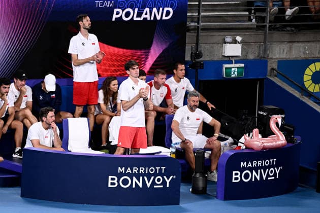 TENNIS UNITED CUP SYDNEY, Team Poland captain Mateusz Terczynski (centre) watches on during the mixed doubles match between Coco Gauff and Christian Harrison of the USA and Katarzyna Kawa and Jan Zielinski of Poland, in the semi final between the USA and Poland of the 2026 United Cup at Ken Rosewall Arena in Sydney, Saturday, January 10, 2026. ( NO ARCHIVING, EDITORIAL USE ONLY SYDNEY NEW SOUTH WALES AUSTRALIA  Copyright: xDANxHIMBRECHTSx 20260110165143202930