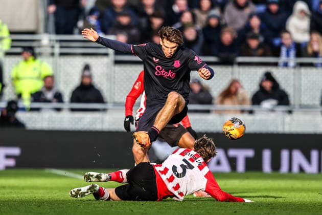 Emirates FA Cup Third Round Everton v Sunderland Tyler Dibling of Everton is tackled by Dennis Cirkin of Sunderland during the Emirates FA Cup Third Round match Everton vs Sunderland at Hill Dickinson Stadium, Liverpool, United Kingdom, 10th January 2026 (Photo by Alfie Cosgrove News Images) Liverpool Hill Dickinson Stadium Merseyside United Kingdom Copyright: xAlfiexCosgrove NewsxImagesx