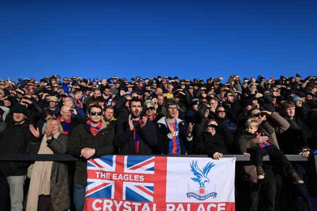Fußball FA-Cup 3. Runde Macclesfield gegen Crystal Palace 10. Januar 2026 FA-Cup 3. Runde Macclesfield gegen Crystal Palace Crystal Palace-Fans schauen zu Foto Simon Stacpoole Abseits Macclesfield UK  Copyright: xSimonxStacpoolexOffside