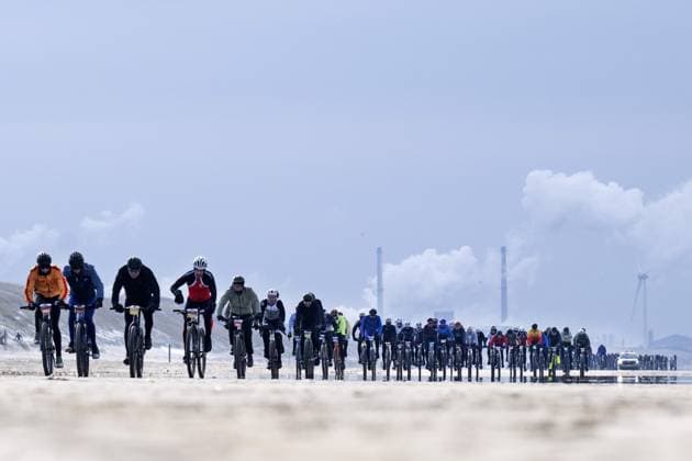 CASTRICUM AAN ZEE - Participants in action on the beach during the 25th edition of the GP Groot Egmond-Pier-Egmond beach race. Around 3,300 cyclists took part in this classic race, starting from the boulevard in Egmond aan Zee. OLAF KRAAK ANP xVIxANPxSportx xxANPxIVx 546918393 originalFilename: 546918393.jpg