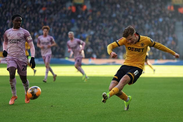 Emirates FA Cup Third Round Wolverhampton Wanderers v Shrewsbury Town David Moller Wolfe of Wolverhampton Wanderers crosses the ball during the Emirates FA Cup Third Round match Wolverhampton Wanderers vs Shrewsbury Town at Molineux, Wolverhampton, United Kingdom, 10th January 2026 (Photo by Euan Manning News Images) Wolverhampton Molineux West Midlands United Kingdom Copyright: xEuanxManning NewsxImagesx