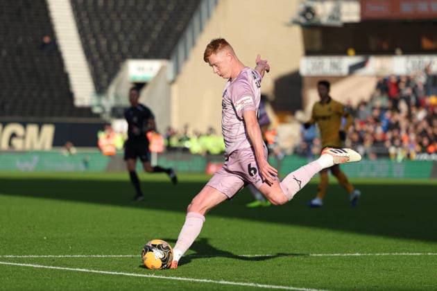 Emirates FA Cup Third Round Wolverhampton Wanderers v Shrewsbury Town Sam Clucas of Shrewsbury Town crosses the ball during the Emirates FA Cup Third Round match Wolverhampton Wanderers vs Shrewsbury Town at Molineux, Wolverhampton, United Kingdom, 10th January 2026 (Photo by Euan Manning News Images) Wolverhampton Molineux West Midlands United Kingdom Copyright: xEuanxManning NewsxImagesx