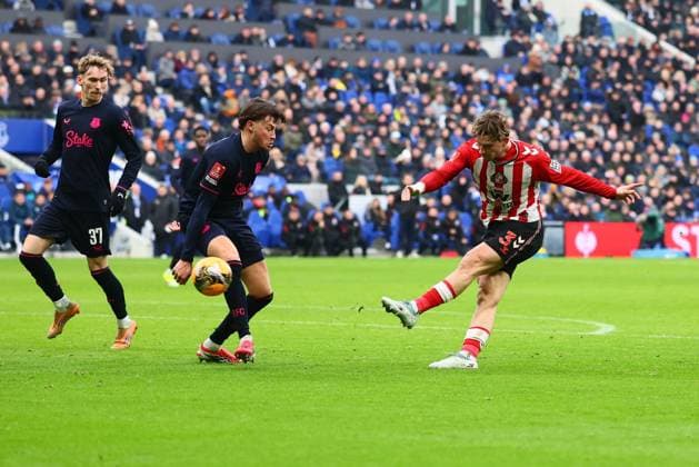 Dennis Cirkin of Sunderland shoots at goal Everton v Sunderland, Emirates FA Cup, Third Round, Football, Hill Dickinson Stadium, Liverpool, UK - 10 Jan 2026Liverpool Hill Dickinson Stadium United Kingdom EDITORIAL USE ONLY No use with unauthorised audio, video, data, fixture lists, club league logos or live services. Online in-match use limited to 120 images, no video emulation. No use in betting, games or single club league player publications. Copyright: xPaulxCurrie Shutterstockx 16246180am
