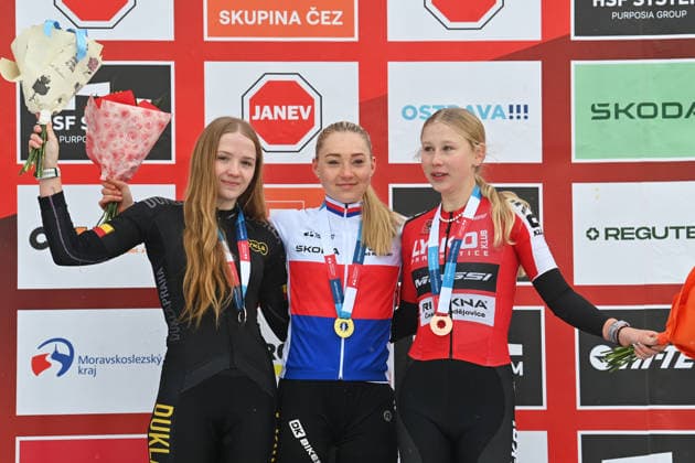 Mistrovstvi Ceske republiky v cyklokrosu: zeny, 10. ledna 2026, Dolni oblast Vitkovice, Ostrava. Vitezky juniorek zleva stribrna Lucie Grohova (Dukla Praha), zlata Barbora Bukovska (DK Bikeshop) a bronzova Barbora Sislova (Lyko Klub Prachatice). (CTKxPhoto JaroslavxOzana) CTKPhotoP2026011003903  CTKPhotoP2026011003903