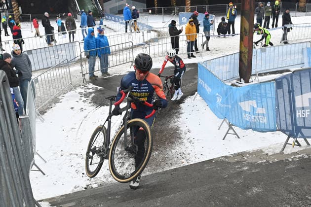 Mistrovstvi Ceske republiky v cyklokrosu: zeny, 10. ledna 2026, Dolni oblast Vitkovice, Ostrava. Zleva Krystof Bazant (CYKLOSTAR Pirelli) a Vaclav Jezek (BRILON RACING TEAM MB) (CTKxPhoto JaroslavxOzana) CTKPhotoP2026011004064  CTKPhotoP2026011004064